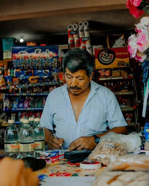 Commerçant au comptoir de sa boutique
