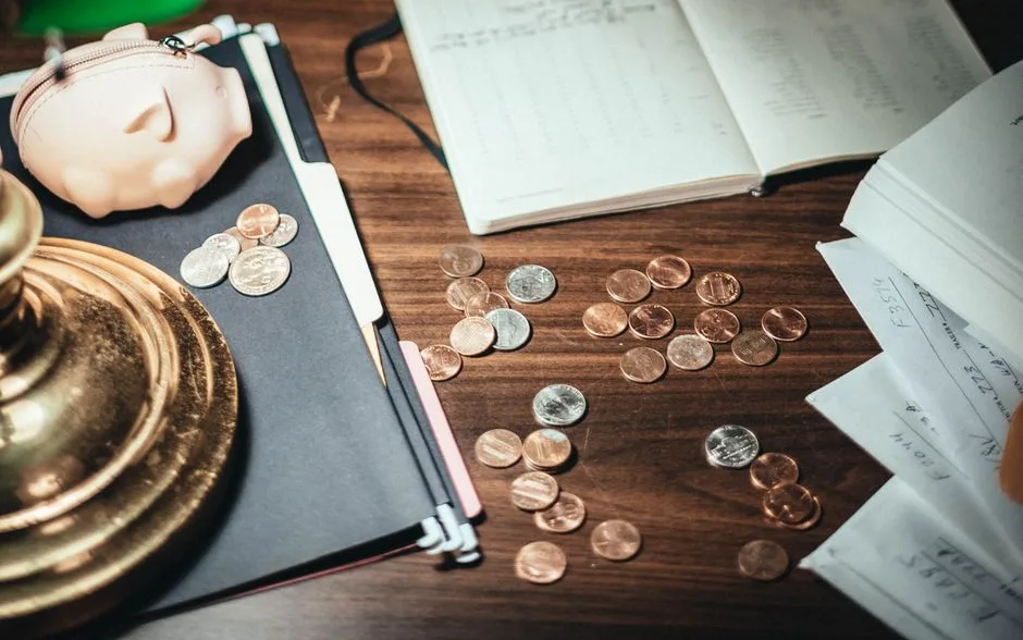 Relevés bancaires imprimés sur un bureau